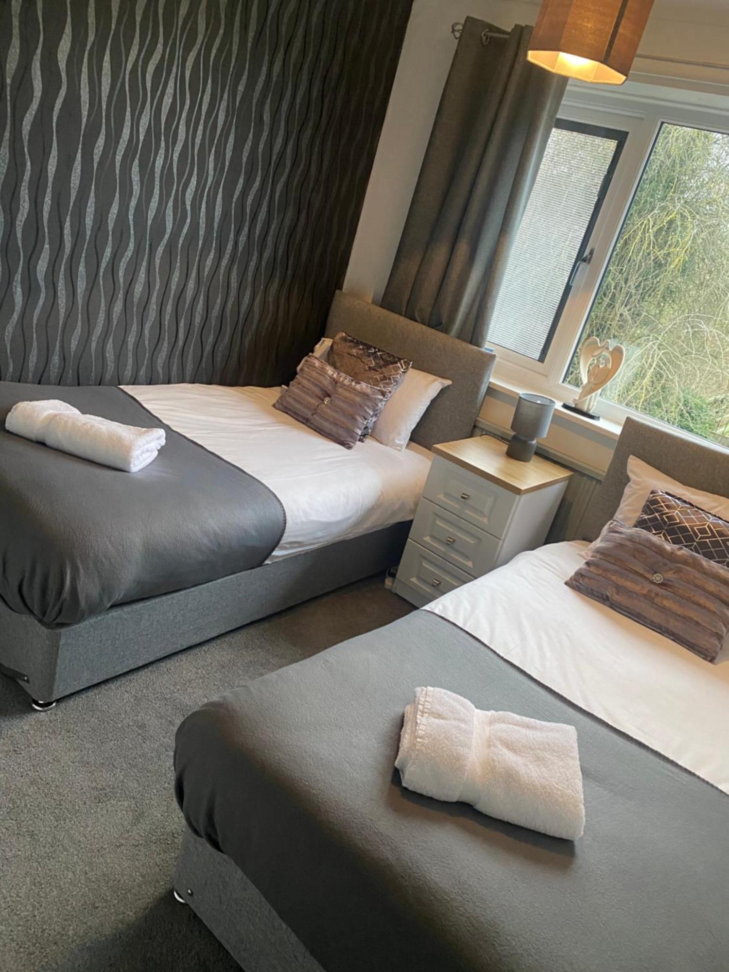 The Brook House - Spacious 3 Bed Home From Home In Burton Extérieur photo